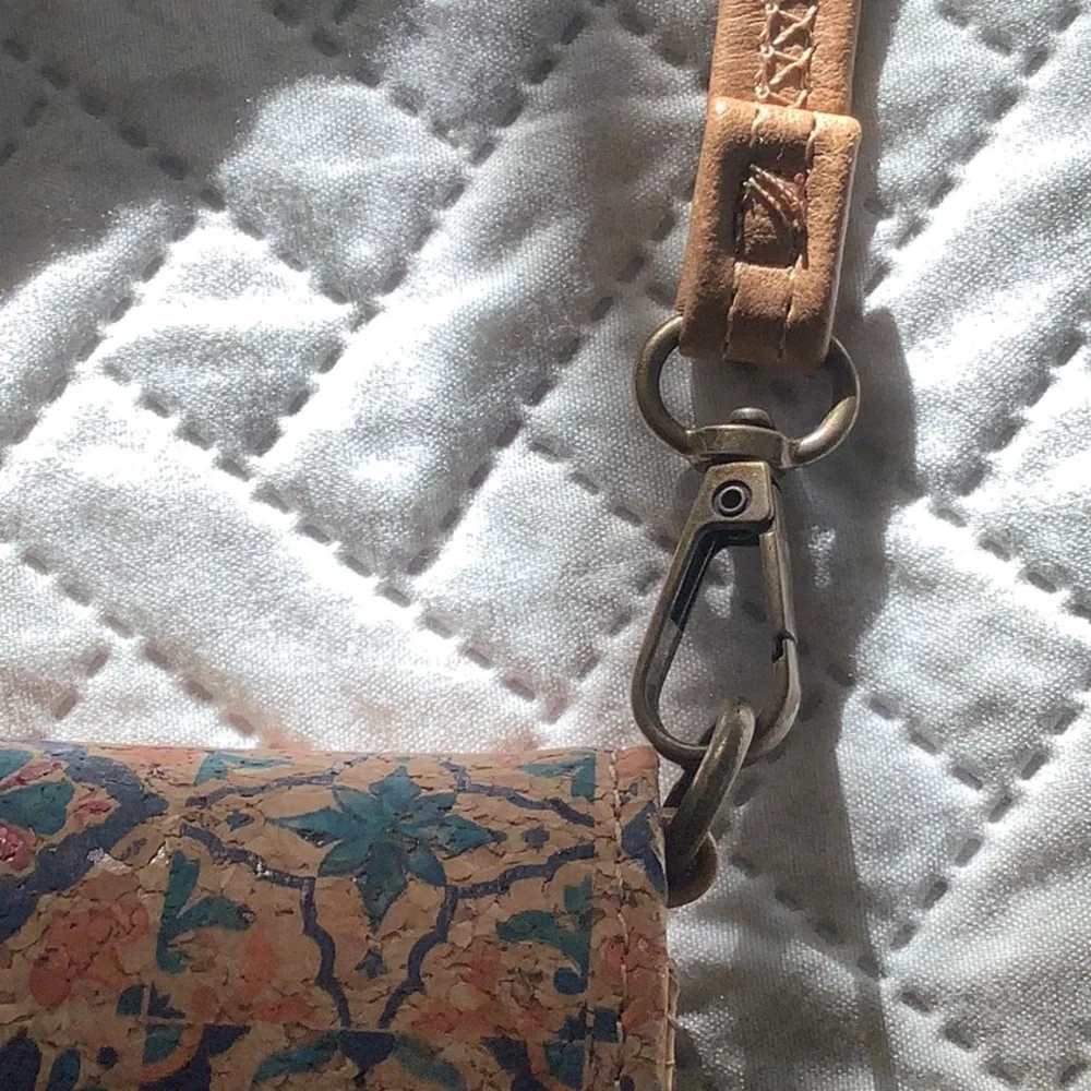 CORK ENVELOPE CROSSBODY BAG